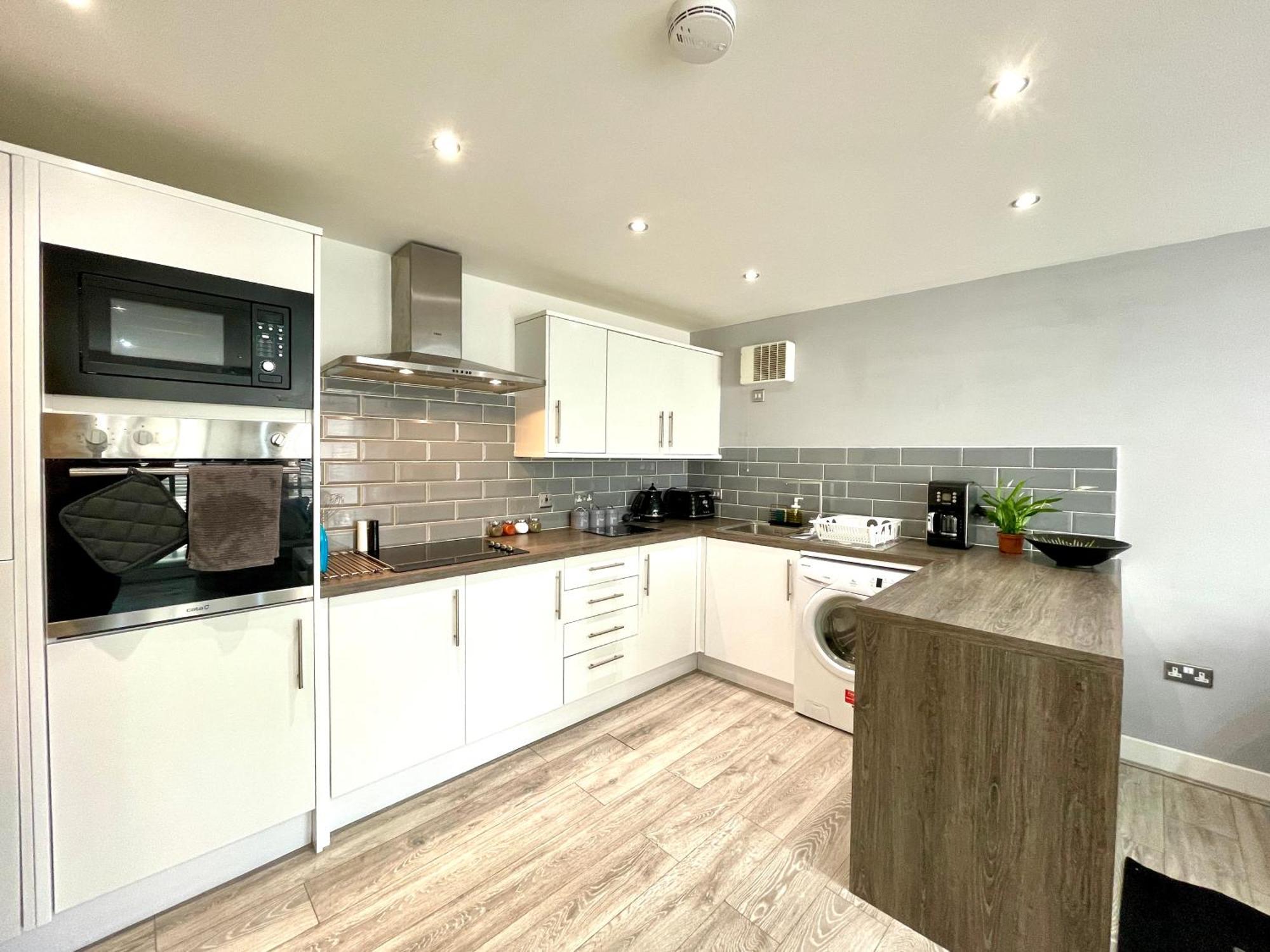 Rnm - Business Professionals Stay, Walsall City Centre, 2 Bedroom With Ensuite And Bathroom, Entire Place, Kitchen & Washroom With Amenities, Smart Tv, Easy Access, Fast Wifi, Parking Nearby, Great Transport Links Exterior foto